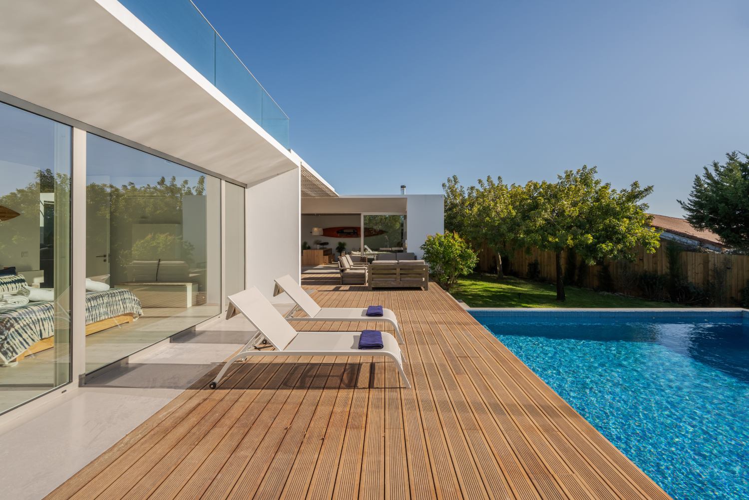 Elevate Your Pool Area To The Next Level With These Pool Deck Ideas FEATURED